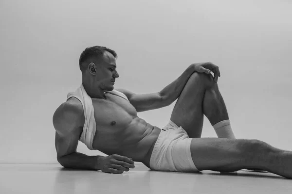 Retrato Blanco Negro Modelo Masculina Muscular Sobre Fondo Estudio Gris —  Fotos de Stock