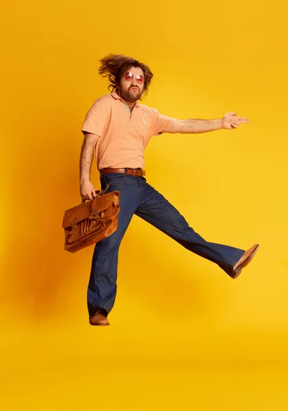 Excited Mature Bearded Hairy Man Hippie Stylish Sunglasses Flared Jeans — Stock Photo, Image