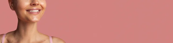 Закрыть Обрезанное Женское Лицо Здоровыми Белыми Зубами Выделенными Розовом Фоне — стоковое фото