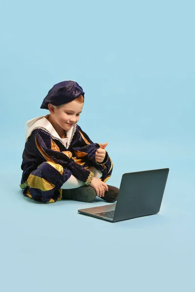 Csevegj Barátaiddal Aranyos Kisfiú Középkori Szépfiú Jelmezben Kis Herceg Laptop — Stock Fotó