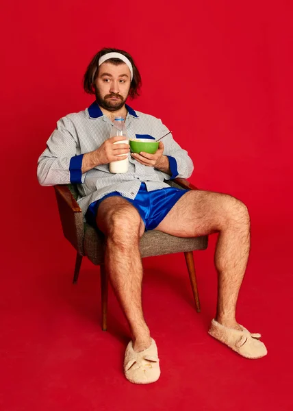 Petit Déjeuner Homme Mûr Émotionnel Portant Des Vêtements Maison Pyjama — Photo