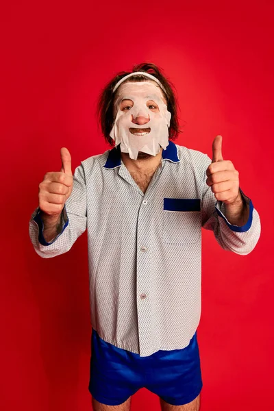 Megfiatalító Kezelések Boldog Érett Férfi Házikabátban Pizsamában Arcmaszkkal Élénk Vörös — Stock Fotó