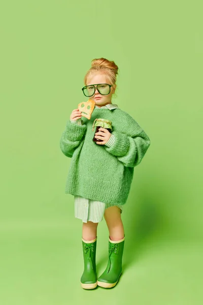 Szczęśliwy Uśmiechnięty Słodkie Dziecko Dziewczynka Modne Ubrania Wygląd Okulary Przeciwsłoneczne — Zdjęcie stockowe