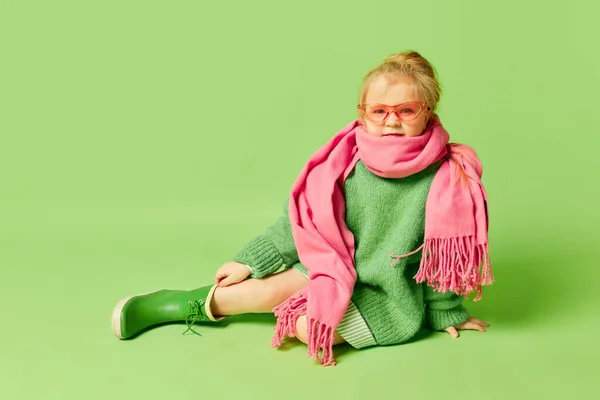 Mutlu Gülümseyen Şirin Çocuk Şık Giyinen Küçük Kız Açık Yeşil — Stok fotoğraf