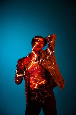 Yıldırım boşalması taklidi. Mavi arka plan üzerinde dijital neon filtre ışıkları olan genç bir kadının fütürist tarzı portresi. Sanat, moda, siber punk, gelecekçilik ve yaratıcılık kavramı.