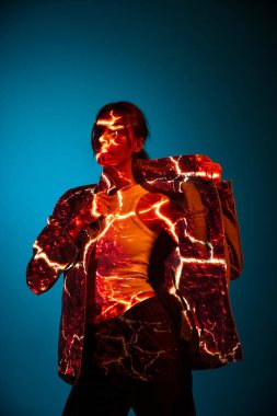 Elektrikli ışıklar. Koyu mavi arka plan üzerinde dijital neon filtre ışıkları olan genç bir kadının gelecekteki portresi. Sanat, moda, siber punk, gelecekçilik ve yaratıcılık kavramı.