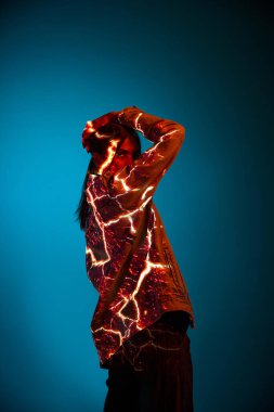 Elektrikli ışıklar. Koyu mavi arka plan üzerinde dijital neon filtre ışıkları olan genç bir kadının gelecekteki portresi. Sanat, moda, siber punk, gelecekçilik ve yaratıcılık kavramı.