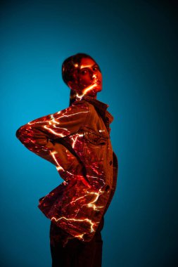 Enerji. Koyu mavi arka plan üzerinde dijital neon filtre ışıkları olan genç bir kadının gelecekteki portresi. Sanat, moda, siber punk, gelecekçilik ve yaratıcılık kavramı.