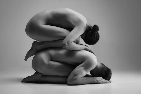 爱情中年轻夫妇的黑白画像 裸体的男人和女人在身体的肉感丛中爱情 美和当代艺术的概念 信任和支持 — 图库照片