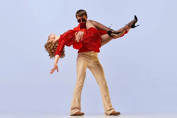 Soutien Amour Jeune Couple Flexible Danseurs Vêtements Mode Rétro Lumineux — Photo