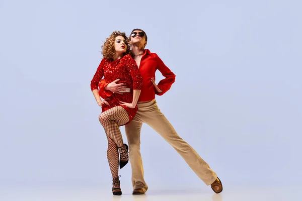 Liefde Jonge Flexibele Paar Dansers Heldere Retro Mode Kleding Podium — Stockfoto