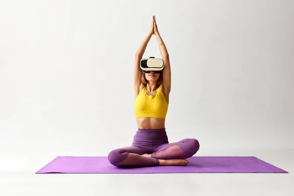 Equilibrio Flessibile Sportiva Giovane Ragazza Che Esercizi Yoga Occhiali Auricolari — Foto Stock