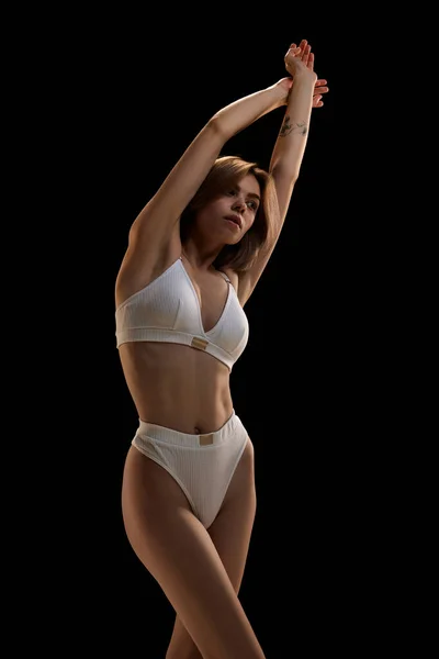 Jonge Vrouw Poseren Witte Kleur Ondergoed Geïsoleerd Zwarte Achtergrond Concept — Stockfoto