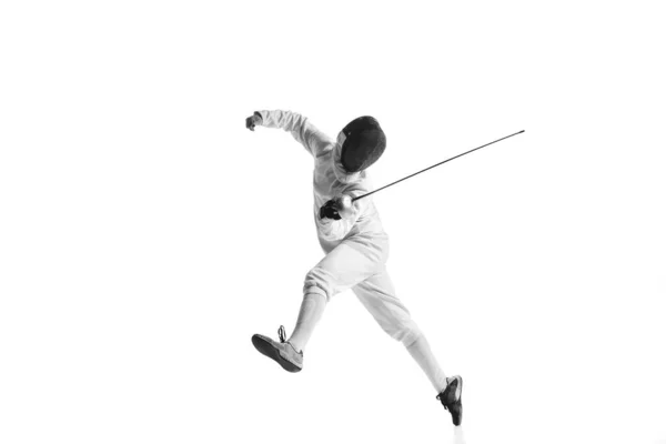 白のスタジオの背景に隔離された剣でフェンシングの衣装の訓練のプロの男性フェンシング選手 スポーツ プロのスキル 成果の概念 フェンシングの技術 — ストック写真
