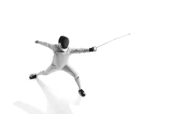 Δυναμικό Πορτρέτο Αρσενικού Αθλητή Στολή Ξιφασκίας Σπαθί Στο Χέρι Δράση — Φωτογραφία Αρχείου