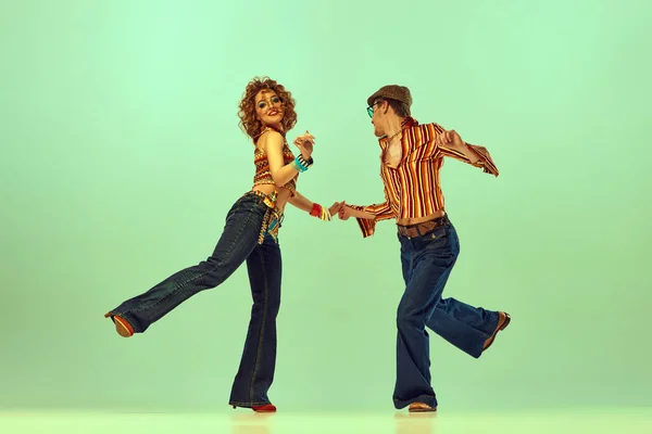 Dança Incendiária Homem Mulher Emocional Roupas Retro Estilo Dança Disco — Fotografia de Stock