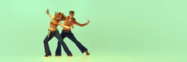 Зажигательный Танец Эмоциональный Мужчина Женщина Стиле Ретро Танцуют Диско Зеленом — стоковое фото