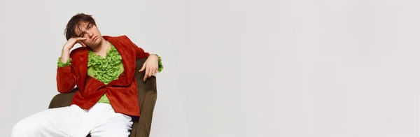 Молодой Расстроенный Мальчик Красной Ретро Куртке Сидит Смотрит Камеру Грустью — стоковое фото