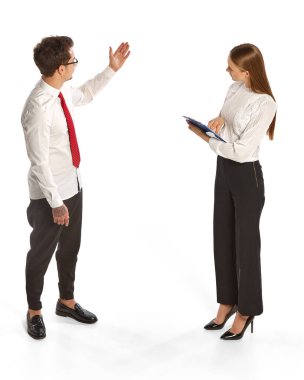 İki kişi, iş kıyafeti giymiş iki kadın ve erkek beyaz arka planda izole bir şekilde birbirleriyle etkileşim halindeler. İş kavramı, ofis hayatı, başarı, kariyer, finans, reklam. Çalışıyorum.