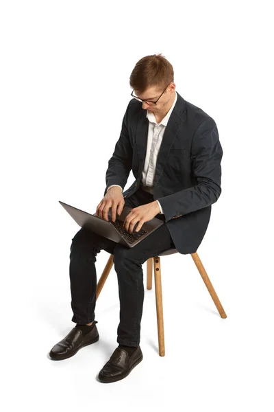 Retrato Jovem Trabalhador Estudante Sentado Usando Laptop Isolado Sobre Fundo — Fotografia de Stock