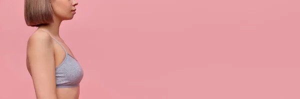 Обрезанное Изображение Женского Тела Грудь Сером Бюстгальтере Изолированы Розовом Фоне — стоковое фото