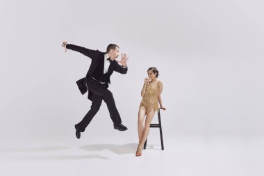 Enerji ve duygular. Eski moda gece kıyafetleri içinde Retro Man ve tapılası kadın retro balo dansı yapıyor. Aşk ve müzik kavramı, dönem karşılaştırması, Muhteşem Gatsby kavramı.