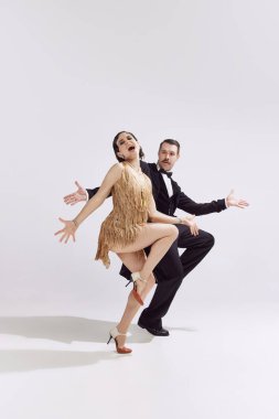 Heyecanlı bir adam ve güzel bir kadın klasik gece kıyafetleri içinde parlak duygularla retro balo dansı yapıyor. Aşk ve müzik kavramı, zaman karşılaştırması, Muhteşem Gatsby kavramı.