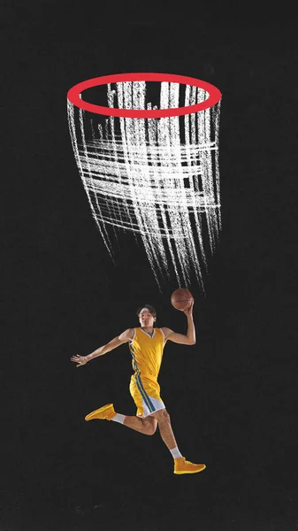 当代艺术拼贴 年轻人 身穿黄色制服的职业篮球运动员在黑色背景下把球扔进篮筐 创造力和体育概念 — 图库照片