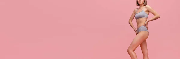 Портрет Молодой Спортивной Женщины Серой Внутренней Одежде Позирующей Розовом Фоне — стоковое фото