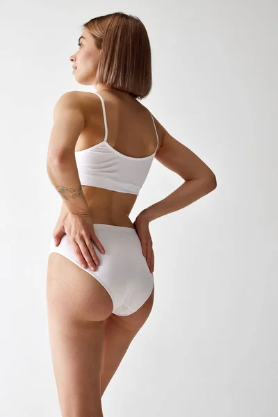 Junge Frau Mit Sportlicher Körperform Baumwollkleidung Posiert Vor Weißem Hintergrund — Stockfoto