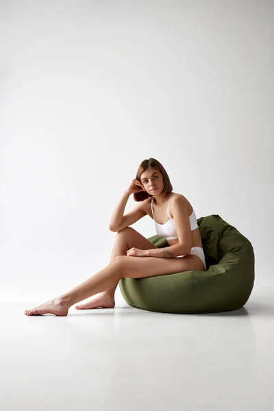 Calmo Bela Mulher Sentada Grande Cadeira Travesseiro Roupa Interior Branca — Fotografia de Stock