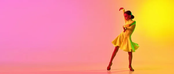 Sevimli Sahne Kıyafetleri Içinde Zarif Küçük Bir Kız Neon Işıkta — Stok fotoğraf