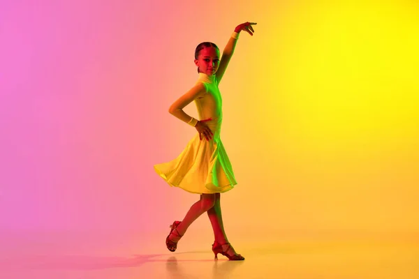 Элегантная Маленькая Девочка Очаровательном Сценическом Наряде Танцующая Платье Бальный Танец — стоковое фото