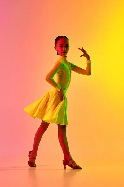 의상을 소녀가 라이트 필터를 분홍빛 노란색 아름다움의 춤추는 — 스톡 사진