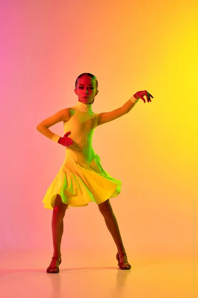 Елегантна Маленька Дівчинка Чарівному Сценічному Вбранні Одягається Танцюючий Бальний Танець — стокове фото