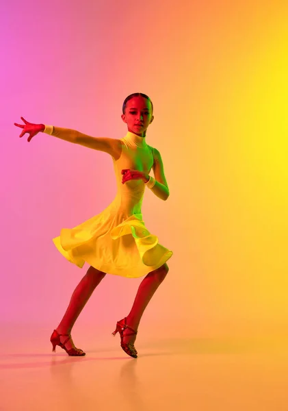 Aandrijving Energie Expressieve Kleine Meid Schattige Podium Outfit Jurk Dansen — Stockfoto