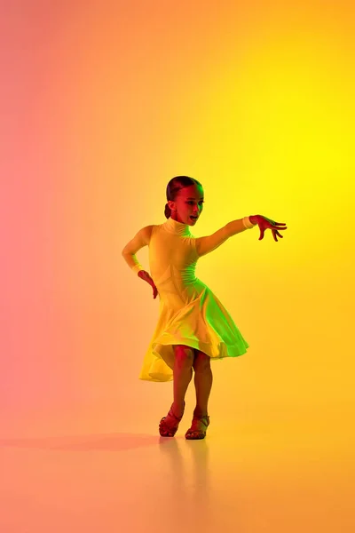 Елегантна Маленька Дівчинка Чарівному Сценічному Вбранні Одягається Танцюючий Бальний Танець — стокове фото