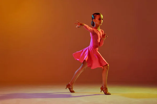 Actuación Solitario Estudio Niña Años Edad Niño Escenario Festivo Baile —  Fotos de Stock