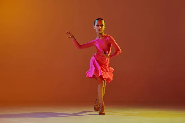 Джудіт Студійний Знімок Маленької Дівчинки Років Дитина Святковому Платті Танцює — стокове фото