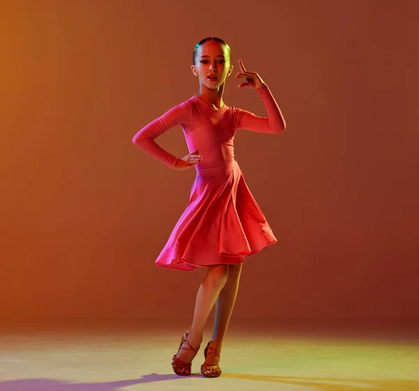 Estudio Niña Años Edad Niño Escenario Festivo Baile Baile Baile —  Fotos de Stock