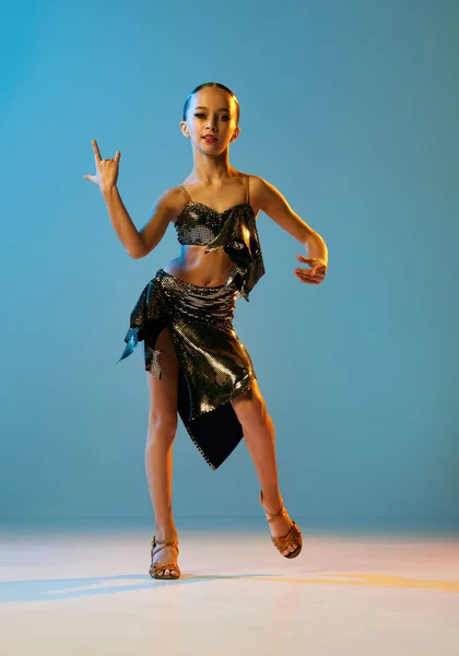 Lebhafte Emotionen Schöne Kleine Mädchen Bühnenkostümen Tanzen Latino Madern Standardtanz — Stockfoto