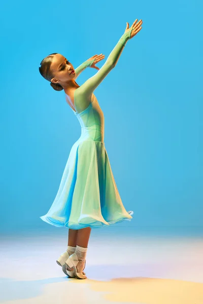 Valse Porträt Eines Kleinen Flexiblen Mädchens Bühnenoutfit Kleid Das Standardtanz — Stockfoto