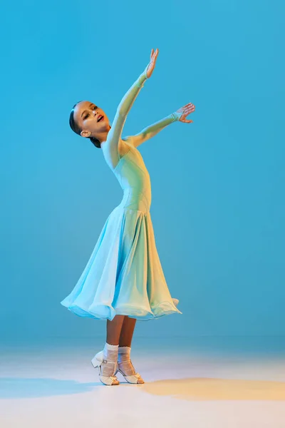 Walzer Porträt Eines Kleinen Flexiblen Mädchens Bühnenoutfit Kleid Das Standardtanz — Stockfoto