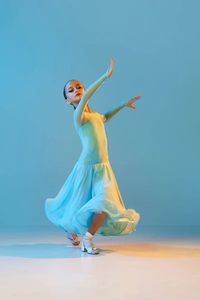 의상을 신축성있는 소녀의 위에서 춤추는 무도회장 아름다움의 움직임에 — 스톡 사진