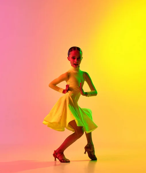 Musik Bewegungen Emotionales Kleines Mädchen Gelbem Bühnenkleid Tanzt Klassischen Standardtanz — Stockfoto
