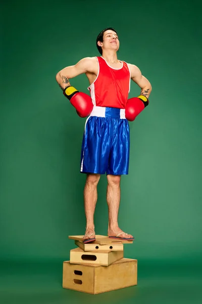Pýcha Sebe Celovečerní Portrét Boxera Sportovní Uniformě Stojící Hlavou Vysoko — Stock fotografie