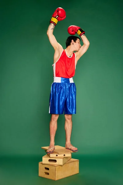 Orgulloso Mismo Retrato Cuerpo Entero Boxeador Uniforme Posando Con Cabeza — Foto de Stock