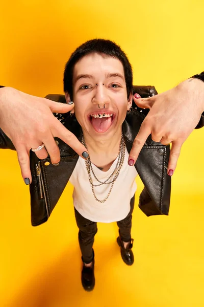 Queer Punkiger Junger Mann Mit Stechender Fratze Und Offenem Mund — Stockfoto