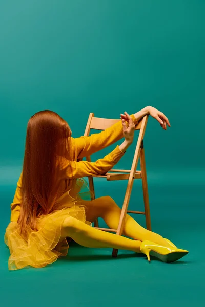 Kreatív Portré Vörös Hajú Lány Hosszú Egyenes Haj Pózol Karosszék — Stock Fotó