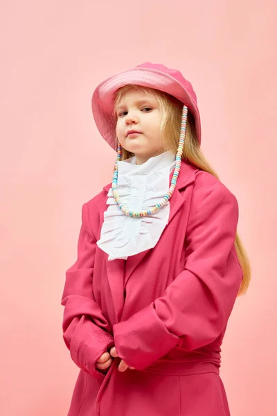 Poważna Dziewczynka Zdjęcie Małej Stylowej Dziewczyny Stojącej Noszącej Duże Różowe — Zdjęcie stockowe